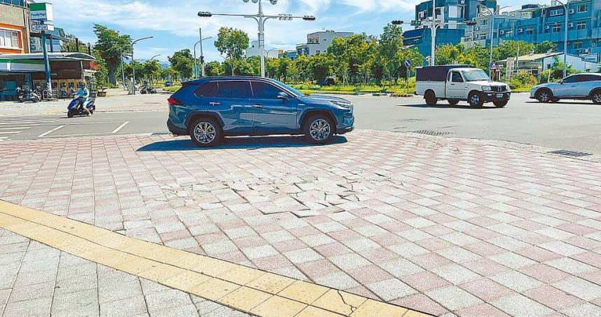 台東市文昌路及馬亨亨大道路口鋪設人行道地磚，但內側為私人土地，由承租的超商畫設停車格供顧客使用，汽機車停車必須穿越人行道，不僅違法也易造成地磚損壞。（圖／中國時報蕭嘉蕙攝）