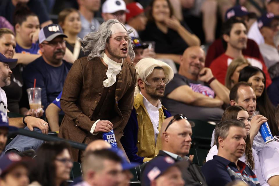 Los fanáticos reaccionan durante el juego del Clásico Mundial de Béisbol entre el equipo de EE. UU. y Gran Bretaña en el Chase Field.