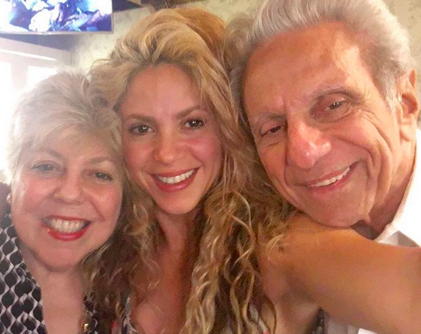 “Gracias a todos por sus mensajes de cariño y buenos deseos para mi papá en su cumple!!” Muah! Shak. Compartó Shakira en sus redes, con esta foto en compañía de sus padres.