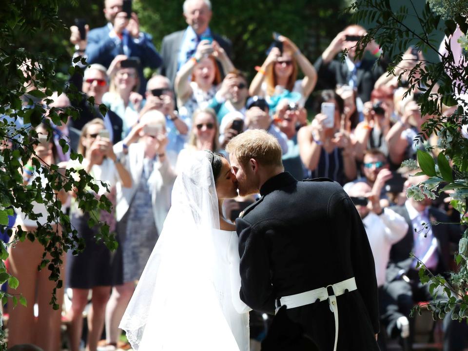 meghan markle prince harry kiss royal wedding