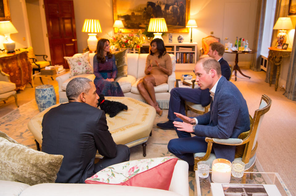 LONDON, ENGLAND - APRIL 22: Prince William, Duke of Cambridge speaks with US President Barack Obama as Catherine, Duchess of Cambridge speaks with First Lady of the United States Michelle Obama and Prince Harry in the Drawing Room of Apartment 1A Kensington Palace as they attend a dinner on April 22, 2016 in London, England.  The President and his wife are currently on a brief visit to the UK where they attended lunch with HM Queen Elizabeth II at Windsor Castle and later will have dinner with Prince William and his wife Catherine, Duchess of Cambridge at Kensington Palace. Mr Obama visited 10 Downing Street this afternoon and held a joint press conference with British Prime Minister David Cameron where he stated his case for the UK to remain inside the European Union. (Photo by Dominic Lipinski - WPA Pool/Getty Images)