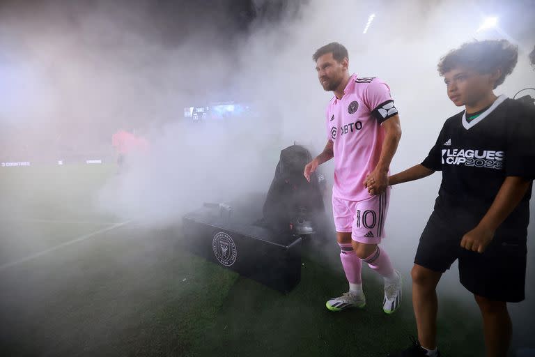 Messi sale al campo de juego, anoche. Su presencia es una imán