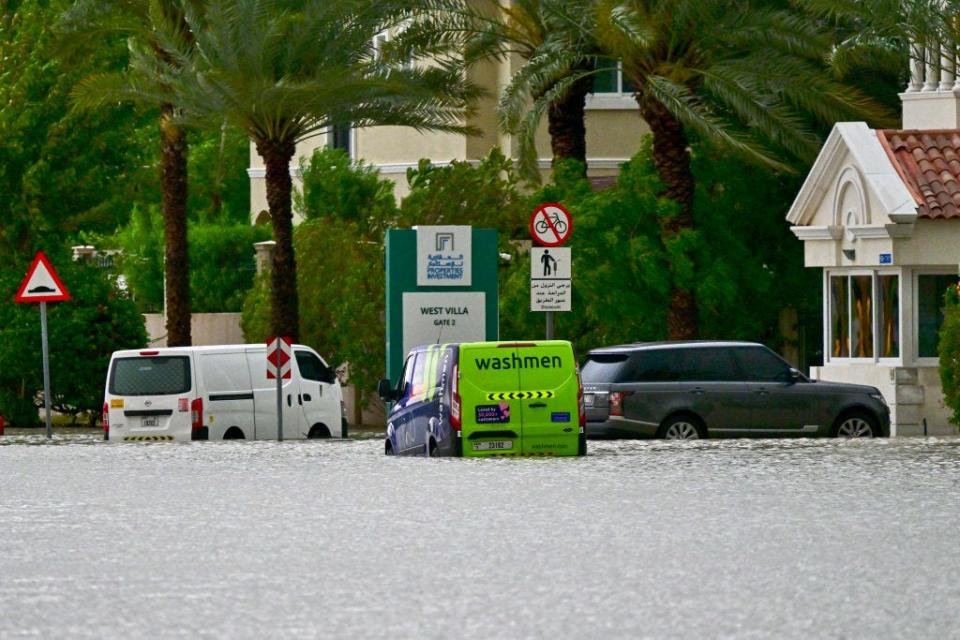 Fahrzeuge stehen nach sintflutartigen Regenfällen im Golfemirat Dubai am 16. April 2024 auf einer überschwemmten Straße fest. - Copyright: GIUSEPPE CACACE/AFP/Getty Images