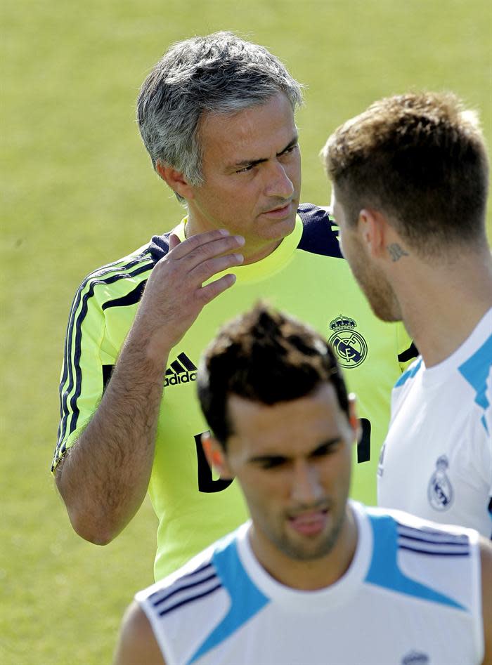 Mourinho conversa con Sergio Ramos. EFE. 