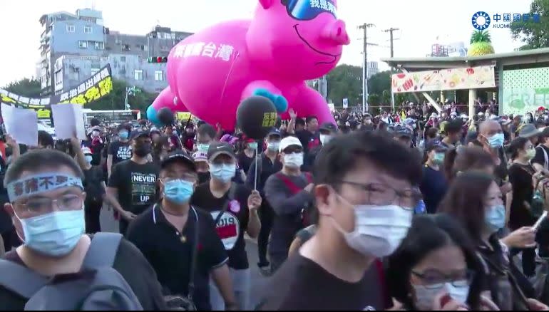 ▲今年秋鬥遊行聚焦在「反毒豬、反雙標、反黨國」三訴求，破萬人上街頭響應。（圖／擷取自國民黨臉書）