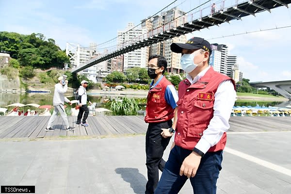 新北市長侯友宜（右）至碧潭風景區巡查，目前針對景區持續強化人車流管控。（圖：新北觀旅局提供）