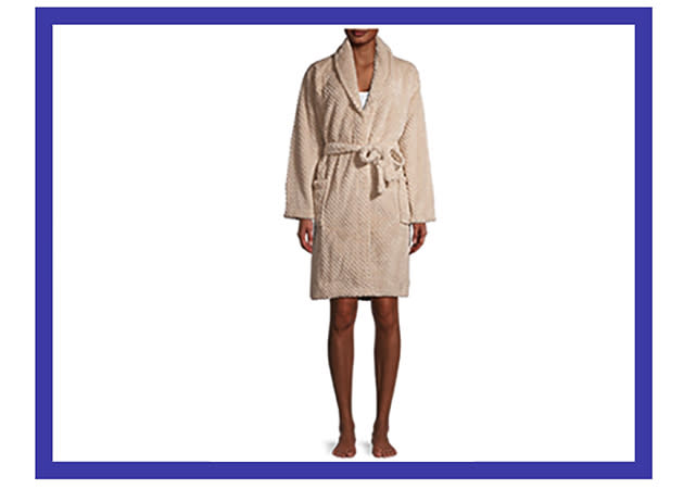 Cozy up in this gorgeous robe. (Photo: Walmart)