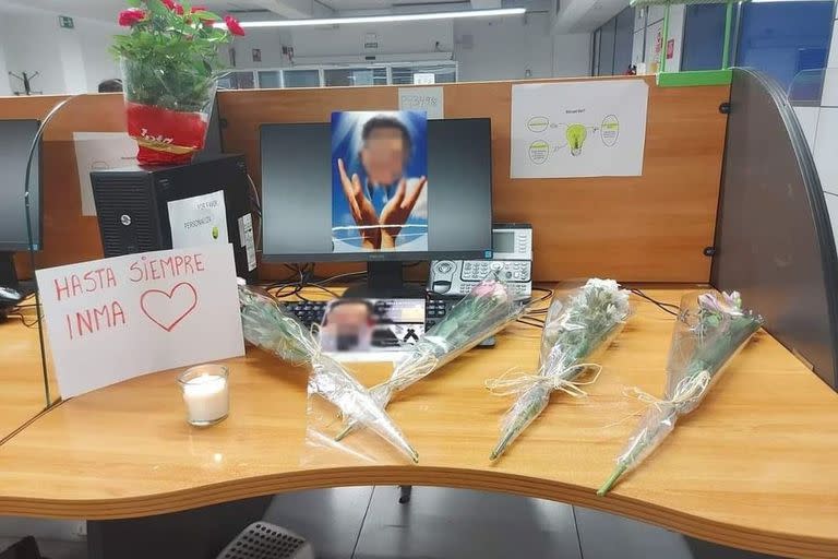 Los compañeros pusieron un altar con fotos, flores y un mensaje: “Hasta siempre, Inma”