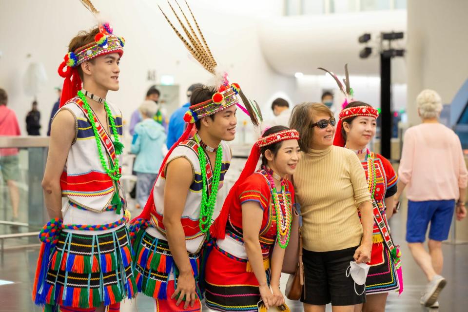 七海探索者旅客與原住民表演者合影。   圖：高雄港務分公司棧埠事業處/提供