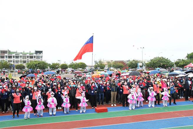 現場湧入超過2000名鄉親一起升旗、高唱國歌，場面熱絡。（縣府提供／吳建輝彰化傳真）