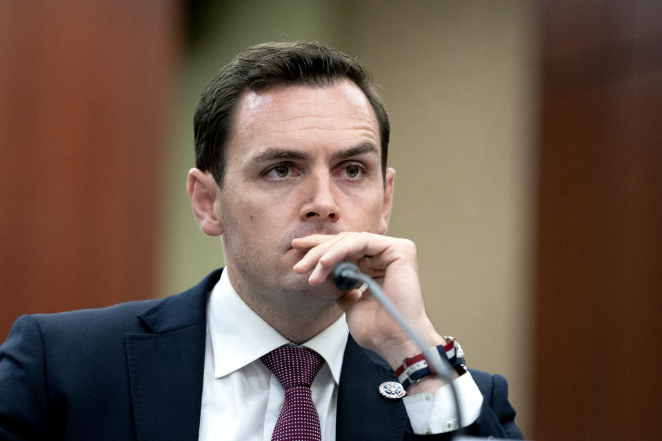 El representante republicano de Wisconsin, Mike Gallagher, quien propuso una prohibición de TikTok en todos los dispositivos de Estados Unidos, durante una audiencia en el Capitolio en Washington, el 29 de junio de 2021. (Stefani Reynolds/The New York Times).