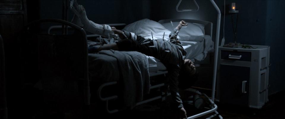 《6號鬼病床》劇照01-男病童全身被插滿針頭，被虐畫面駭人
