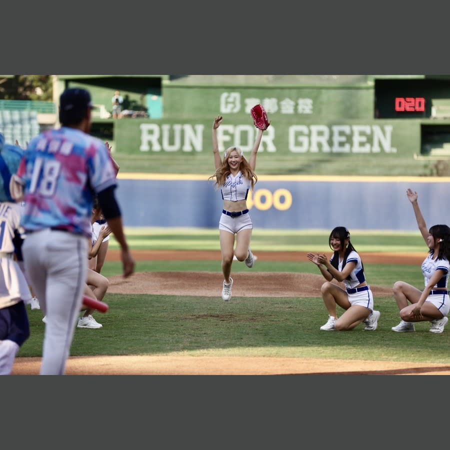 富邦悍將隊本周末在新莊棒球場主場賽事舉辦「寵愛天使」主題日，22位女孩全員到齊，今天由Fubon Angels大隊長秀秀子扛起開球任務。記者陳正興／攝影