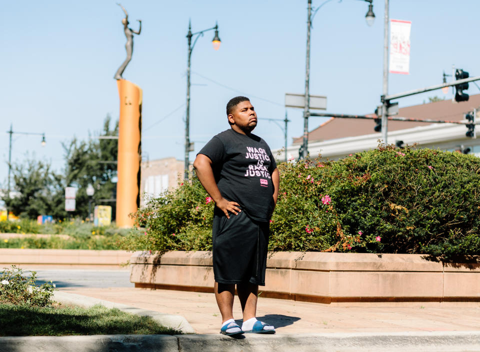 Kymami Hill, quien afirmó haber renunciado recientemente a un trabajo en un restaurante en el que a veces le pagaban 8 o 10 dólares por una noche de trabajo, en Chicago, el 3 de septiembre de 2020. (Lucy Hewett/The New York Times)