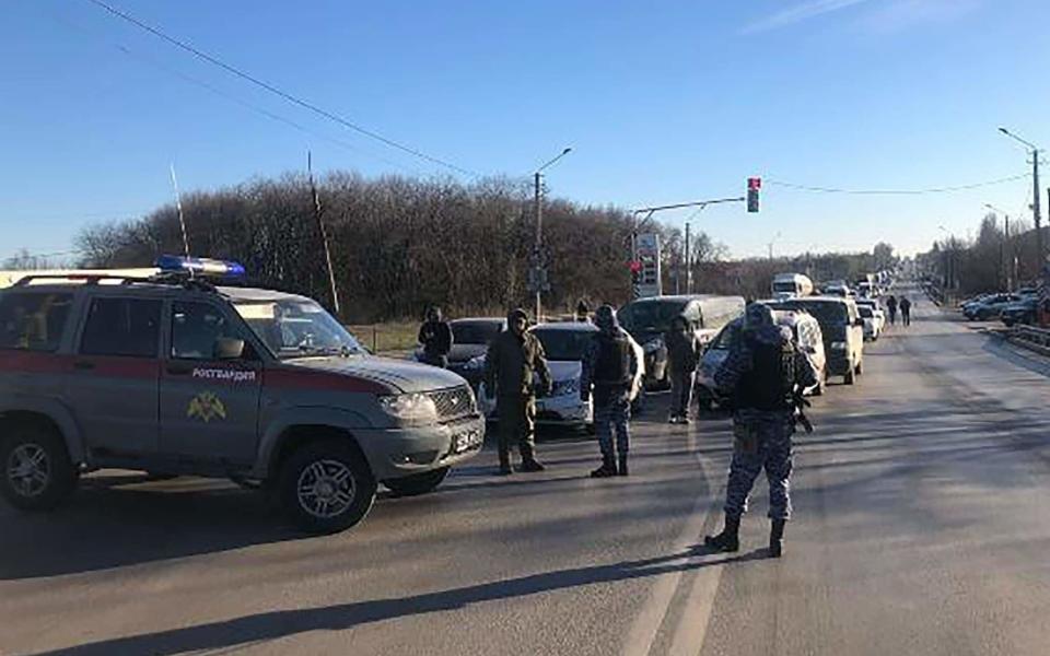 An unknown man dressed in camouflage wounded a policeman, Novoshakhtinsk, Russia