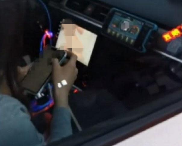 男友拍攝的畫面顯示，車上確實正在播放1段女子衣著暴露的影片。（翻攝自百姓瞭望台微博）