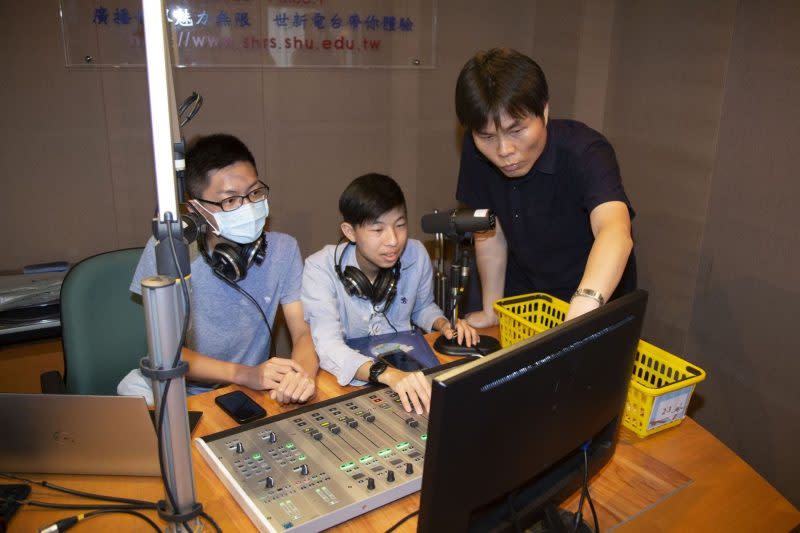 世新觀光系助理教授林長郁(右一)指導修課學生錄製podcast節目。（世新大學提供）
