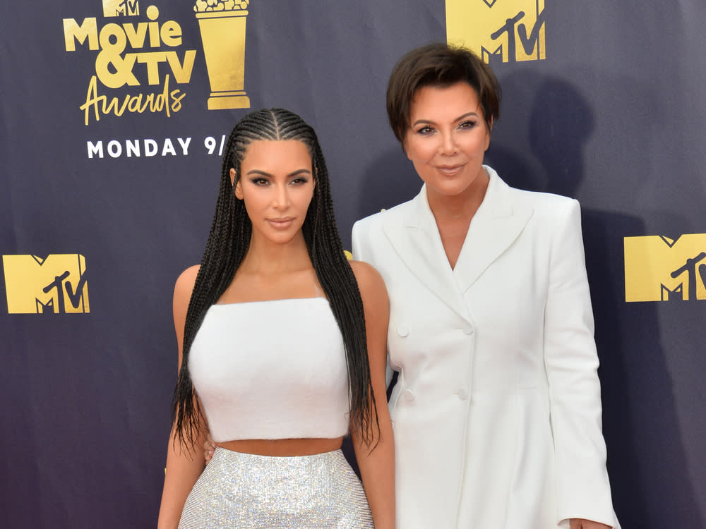 Kim Kardashian (l.) lässt sich scheiden, ihre Mutter Kris Jenner spricht Klartext. (Bild: Shutterstock.com / Featureflash Photo Agency)