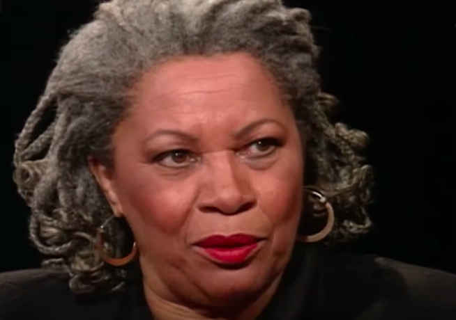 非裔美籍作家莫里森5日辭世，她生前的作品多深度探討黑人受白人強勢文化影響，與所受的困境。（Photo on Youtube截圖）