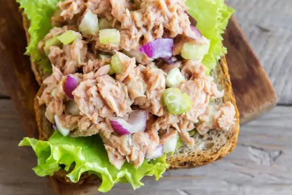 Frisches Gemüse kann eurem Thunfischsalat einen schönen Knackpunkt verleihen. - Copyright: Shutterstock