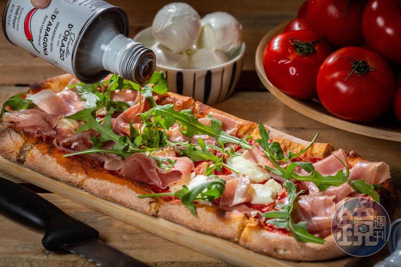 「Prosciutto & Rocket Pizza」鋪上帕馬火腿和清香解膩的芝麻葉，辣椒橄欖油停售。（440元／份）