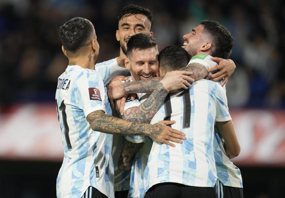 Lionel Messi (centro) festeja con sus compañeros de la selección de Argentina durante un encuentro de la eliminatoria al Mundial ante Venezuela, el viernes 25 de marzo de 2022, en Buenos Aires (AP Foto/Natacha Pisarenko)