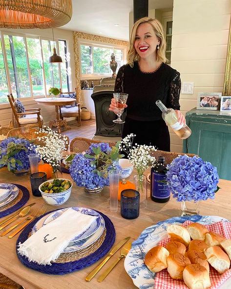 Pour Reese Witherspoon, Thanksgiving est également synonyme de petit verre de rosé. Tout cela devant une magnifique table bien dressée et très colorée. (Instagram Reese Witherspoon)