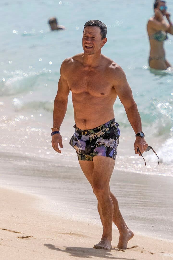 Mark Wahlberg sorprendió con sus impecables abdominales luego de un refrescante chapuzón en el mar