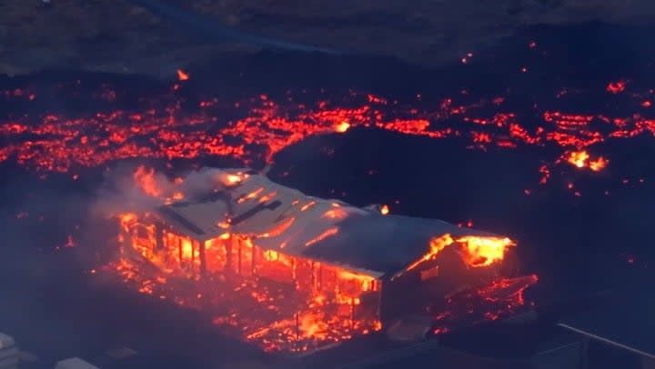 House burns down as lava river surrounds building (Björn Steinbekk, @bsteinbekk)