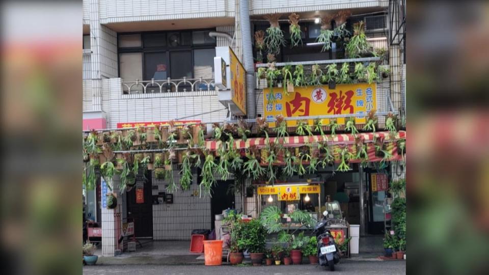 台中十甲路肉粥店的遮雨棚引發討論。（圖／翻攝自黃肉粥臉書粉專）