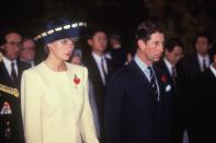 Lors d’un entretien accordé à Andrew Morton pour la biographie <em>Diana : A True Story </em>paru en 1992, la princesse de Galles révèle que sa vie de couple a basculé après la naissance de son deuxième enfant. <em>"Ensuite, soudainement, après la naissance d’Harry, ça a explosé, notre mariage. Tout est parti à vau-l’eau</em>", raconte Lady Di. En 1984, le couple fait officiellement chambre à part. Le prince Charles poursuit sa liaison secrète avec Camilla Parker-Bowles. Pour tenter de se préserver des soupçons malgré les rumeurs persistantes, les deux amants utilisent les pseudonymes de Gladys et Fred. Pour le photographe M. Edwards, le point de non-retour entre Lady Diana et le prince Charles aurait été atteint lors d’un voyage officiel en Corée du Sud organisé en 1992. "<em>Ce n'est que lorsqu'on est allé en Corée, lors de la dernière tournée, que l'on a su que tout était fini à ce moment-là, car ils ne pouvaient pas supporter d'être l'un à côté de l'autre. C'était si misérable</em>", explique-t-il à Yahoo en 2018. Ce voyage est même surnommé la tournée "<em>des mines tristes</em>". <em>(Photo by GARCIA/Gamma-Rapho via Getty Images)</em>