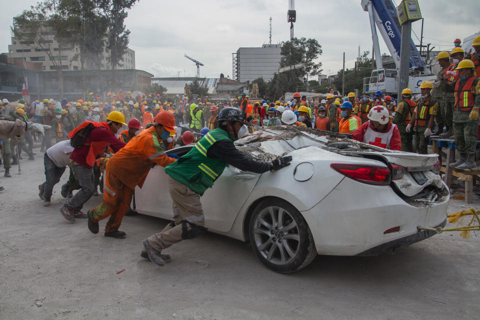 FOTOS: la fábrica destruida en México donde todos quieren ayudar