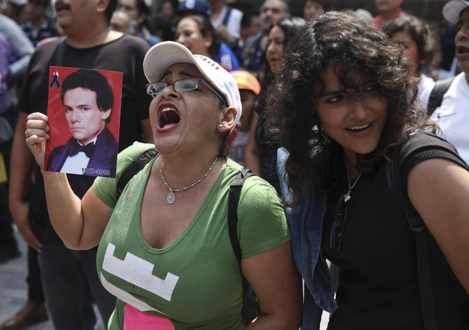 Admiradores reunidos para rendir homenaje al cantante mexicano José José con un karaoke en la Ciudad de México el viernes 4 de octubre de 2019. El llamado “Príncipe de la canción” falleció el sábado 28 de septiembre en Miami a los 71 años. (Foto AP/Eduardo Verdugo)