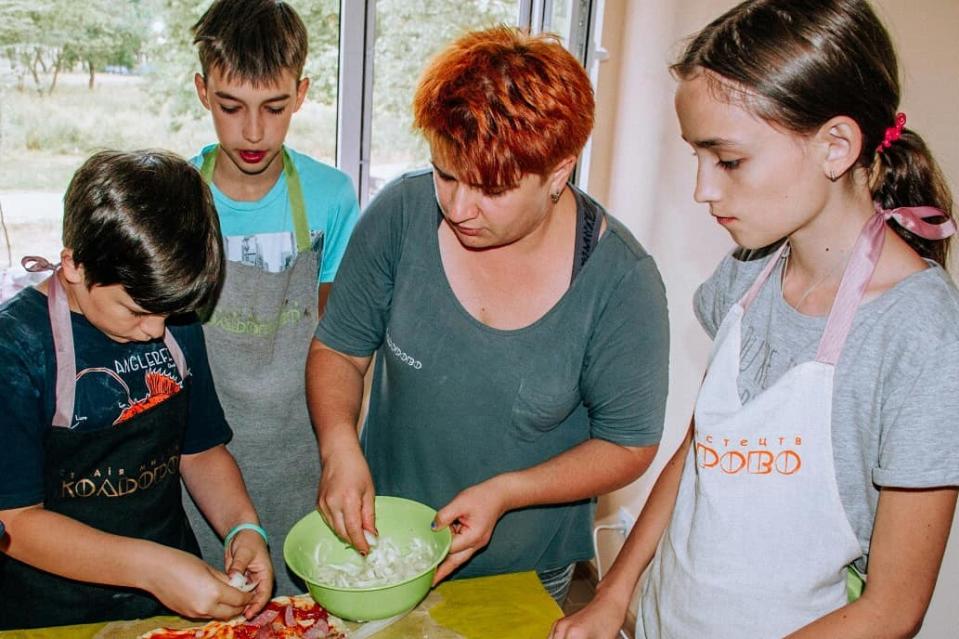 Ukrainian artist and researcher of Ukrainian cuisine Olha Pavlenko holds a cooking workshop for children. (Olha Pavlenko/Facebook)