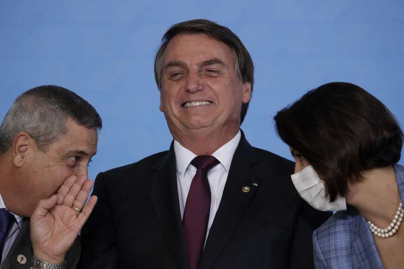 巴西總統博索納羅（中）與第一夫人蜜雪兒、總統幕僚長奈托，三人皆曾確診罹患新冠肺炎。巴西疫情。（AP）