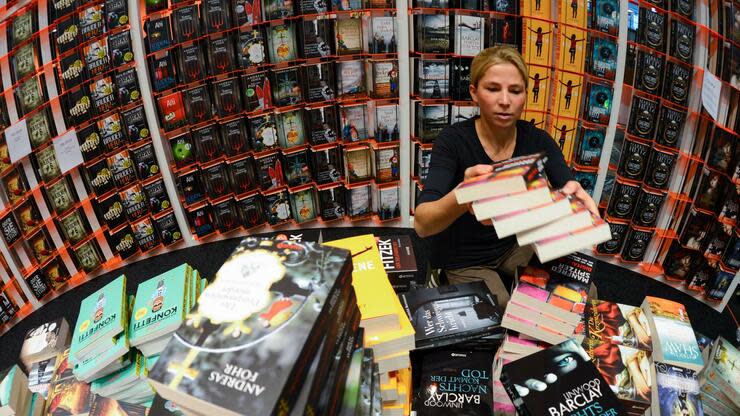 Viele Buchhändler verschicken ihre Bücher nun. Foto: dpa