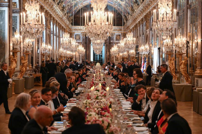 El banquete en el Palacio de Versalles. (Daniel LEAL / POOL / AFP)