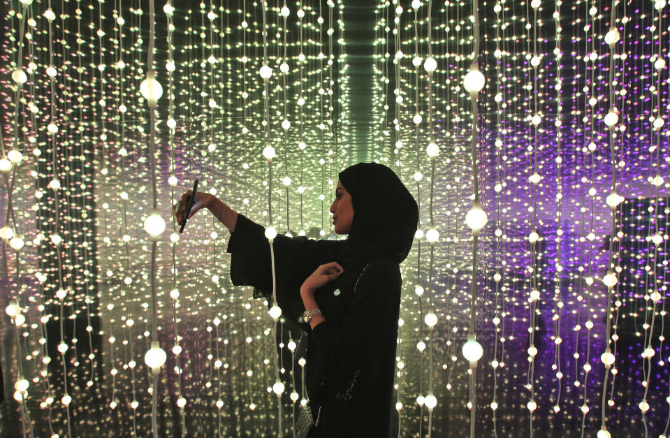 <p>Eine Frau macht vor einer Lichterinstallation im „Museum der Zukunft“ ein Selfie. Das temporäre Museum eröffnet im Rahmen des Weltwirtschaftsgipfels, der vom 11. bis 13. Februar in Dubai stattfinden wird. (Bild: AP Photo/Kamran Jebreili) </p>