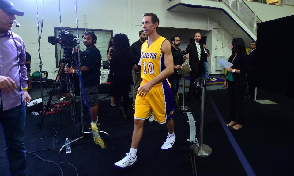 El base Steve Nash, de Los Angeles Lakers, concurre a una conferencia de prensa en El Segundo, California, el 29 de setiembre de 2014 (AFP/Archivos | FREDERIC J. BROWN)