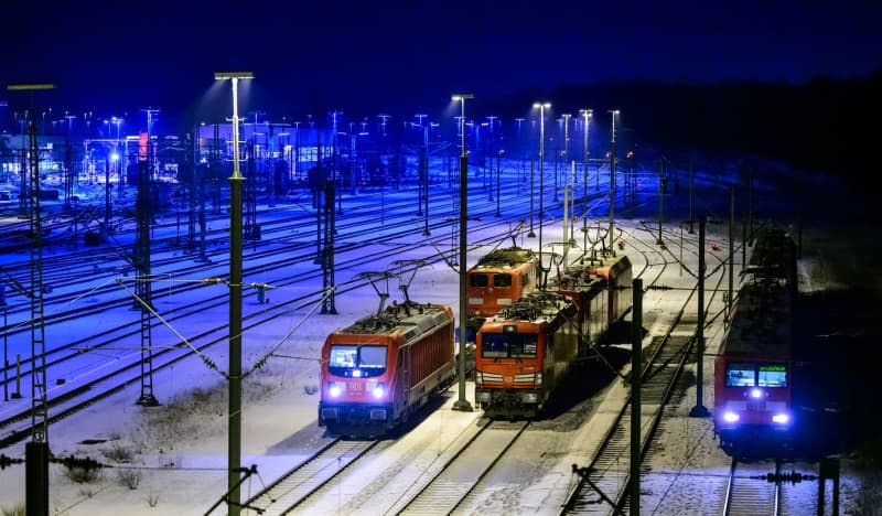 Locomotives are parked at the Maschen marshalling yard. The German Train Drivers' Union (GDL) has called for the first multi-day strike in the current wage dispute with Deutsche Bahn and other companies from the middle of the week. Philipp Schulze/dpa