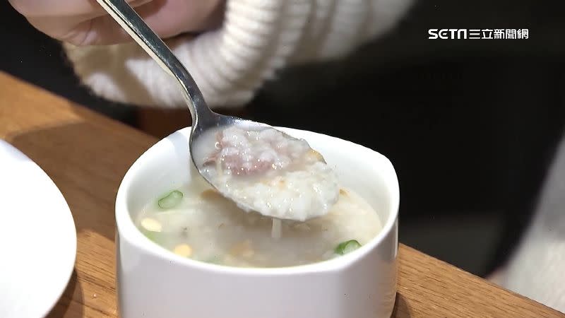 網友點名必吃的「功夫鴨湯」，業者解釋其實是粥不是湯。