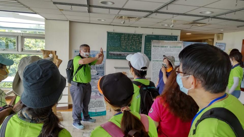 手語導覽員可以更加生動且完整地介紹關渡自然公園的生態奧妙。（北市動保處提供）