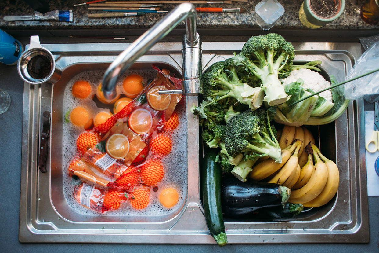 Disinfecting cleaning groceriesGetty Images/Os Tartarouchos