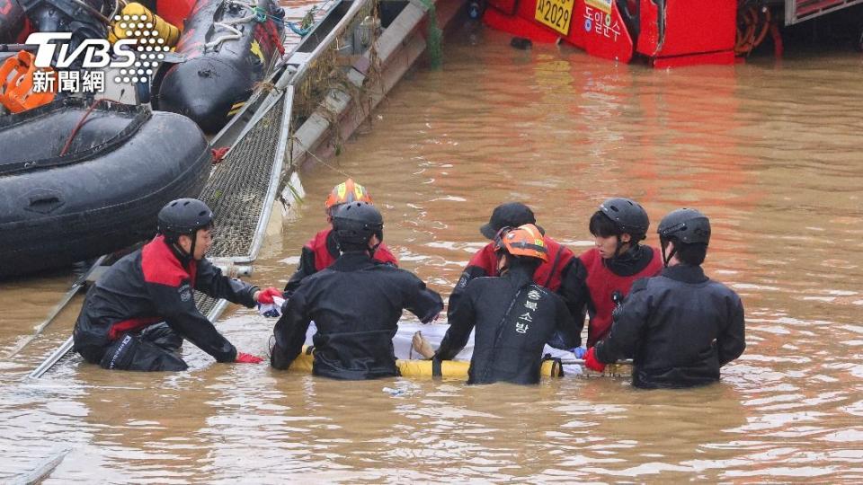 救援人員在淹滿水的地下道內持續進行搶救。（圖／達志影像路透社）