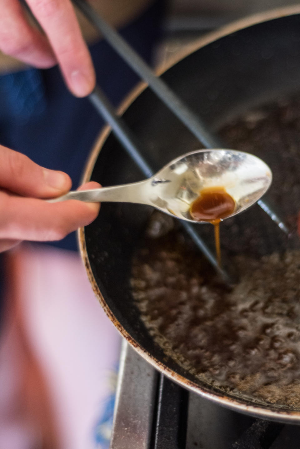 adding worcestershire sauce to a skillet sauce