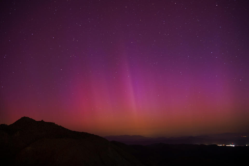 墨西哥特卡特11日看到地磁風暴引發的北極光。（路透社）A view shows the lights of an Aurora Borealis caused by a geomagnetic storm near the border cities of Mexicali, Mexico and Calexico, U.S. as seen from Tecate, Mexico May 11, 2024. REUTERS/Victor Medina