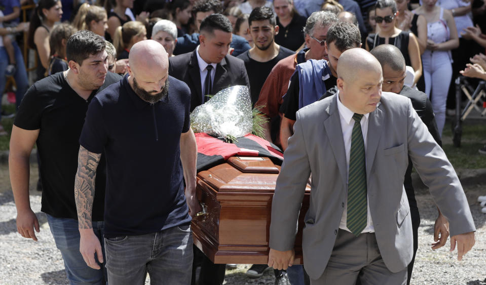 El defensor de Nantes Nicolas Pallois, centro izquierda, y familiares y amigos del futbolista argentino Emiliano Sala portan el féretro con sus restos en Progreso, Argentina, sábado 16 de febrero de 2019. (AP Foto/Natacha Pisarenko)