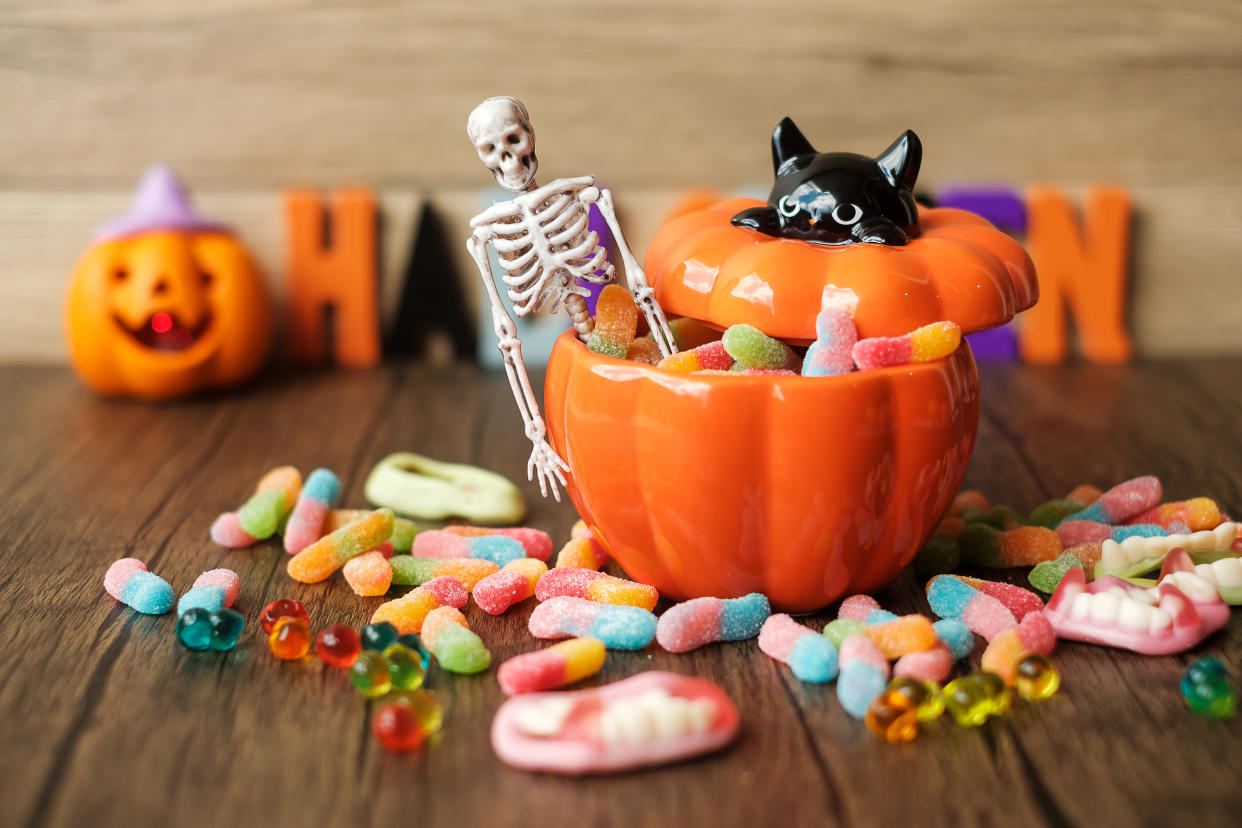 Happy Halloween day with candies, pumpkin bowl, and jack o'lantern. (Photo: Getty)