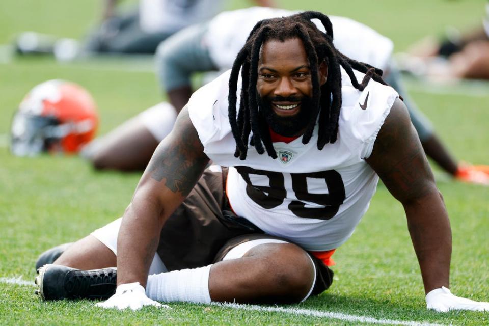 Browns defensive end Za'Darius Smith warms up before drills June 6 in Berea.