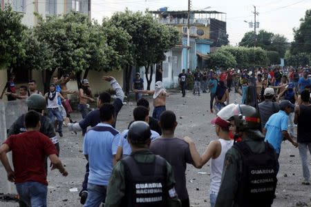 Venezuelan National Guards clash with demonstrators in La Fria, Venezuela December 17, 2016. REUTERS/Carlos Eduardo Ramirez